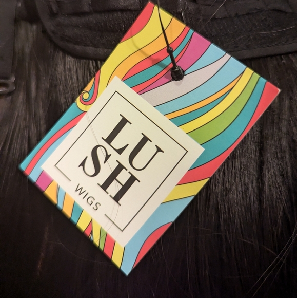 Lush Wig - Picture 5 of 5